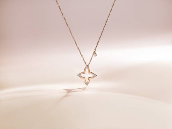 ルイ・ヴィトンの新作ファインジュエリー「ルイ・ヴィトン ブロッサム」をアナ・デ・アルマスが纏う