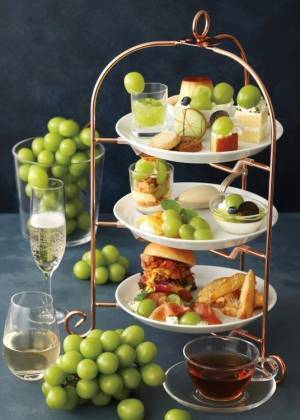 旬のシャインマスカットをサクサクのパイ生地でサンド! 秋のスペシャルデザート「KIHACHIのシャインマスカットパイ」