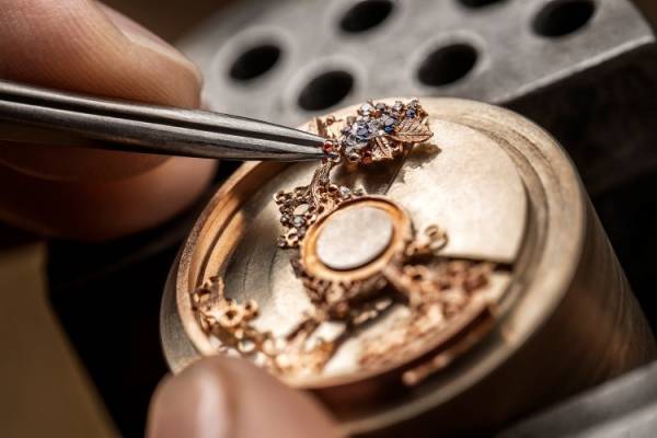 ディオールが愛した庭園をトリビュートした新作タイムピース「ディオール グラン バル ミリー ラ ニュイ」