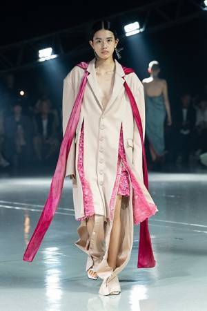 【ルック】「カナコ サカイ」の初ショーを皮切りに2024年春夏ファッションウィークがスタート