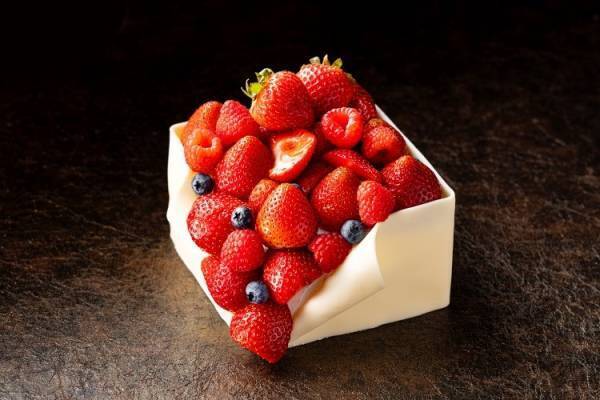 【2023年クリスマスケーキ】ペストリーチームが丹精を込めて作る、コンラッド東京の上質なクリスマススイーツ