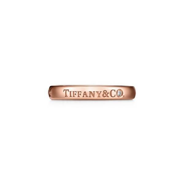 ティファニーのバンドリングに「Tiffany & Co.」の刻印がアイコニックに施された新作デザインが登場