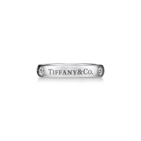 ティファニーのバンドリングに「Tiffany & Co.」の刻印がアイコニックに施された新作デザインが登場