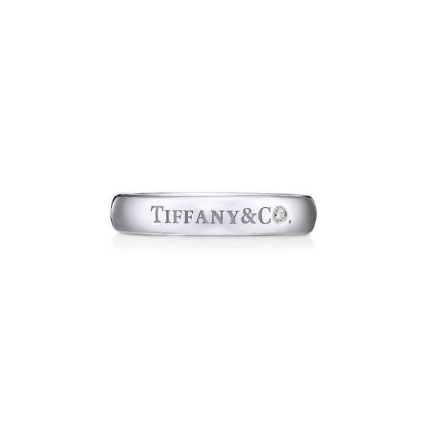 ティファニーのバンドリングに「Tiffany & Co.」の刻印がアイコニックに施された新作デザインが登場