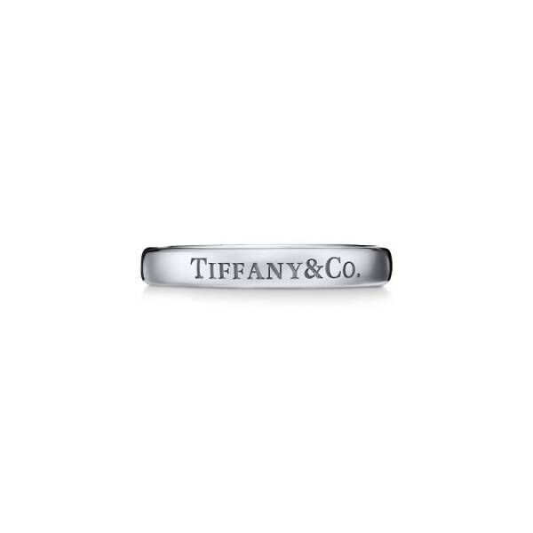 ティファニーのバンドリングに「Tiffany &amp; Co.」の刻印がアイコニックに施された新作デザインが登場