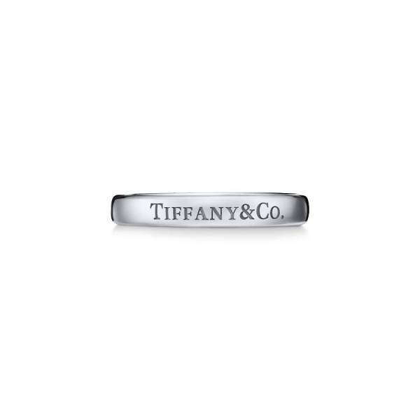 ティファニーのバンドリングに「Tiffany & Co.」の刻印がアイコニックに施された新作デザインが登場