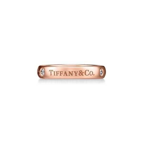 ティファニーのバンドリングに「Tiffany &amp; Co.」の刻印がアイコニックに施された新作デザインが登場