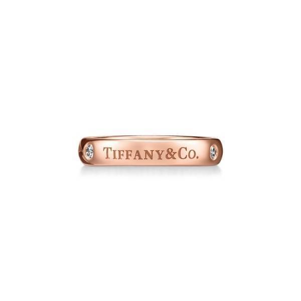 ティファニーのバンドリングに「Tiffany & Co.」の刻印がアイコニックに施された新作デザインが登場