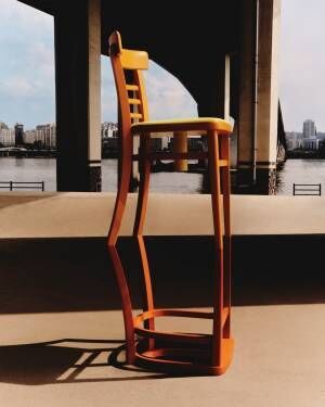 MCMが英国人デザイナーのインカ・イロリとのコラボを発表。MCMの残布をデザインに取り入れ生まれ変わった10脚の椅子を紹介