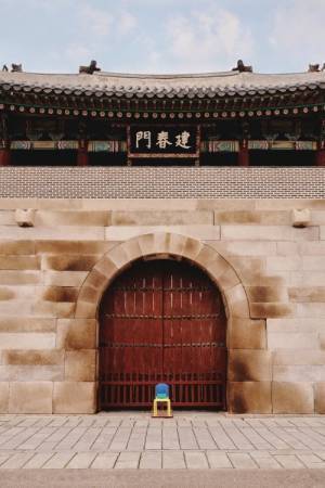 MCMが英国人デザイナーのインカ・イロリとのコラボを発表。MCMの残布をデザインに取り入れ生まれ変わった10脚の椅子を紹介