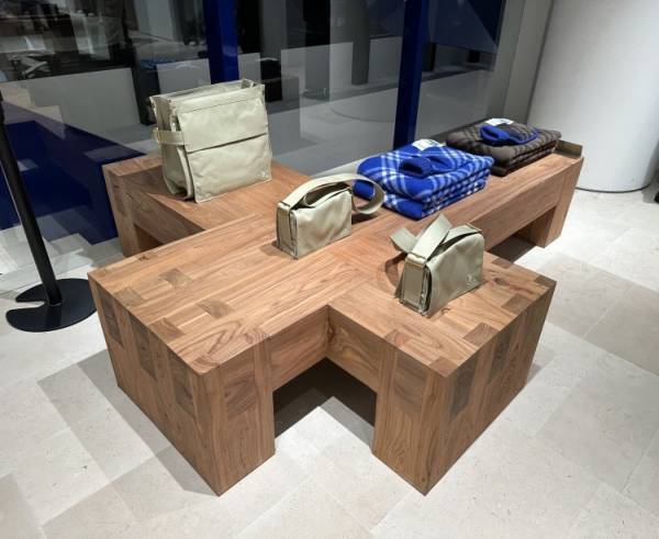 バーバリー表参道店が新たなデザインでリニューアルオープン