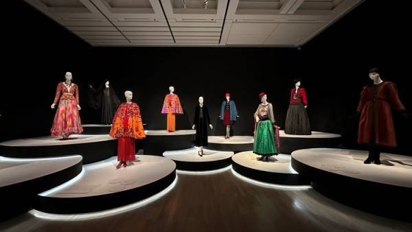 イヴ・サンローランの没後日本初となる大回顧展が六本木・国立新美術館で開幕