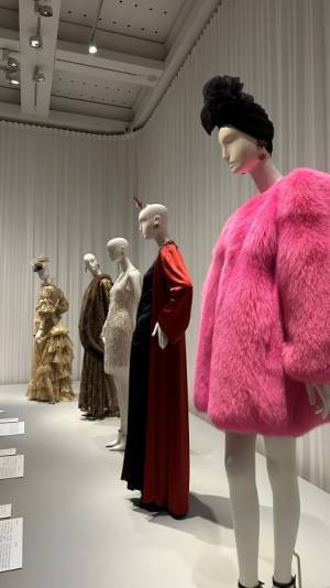 イヴ・サンローランの没後日本初となる大回顧展が六本木・国立新美術館で開幕