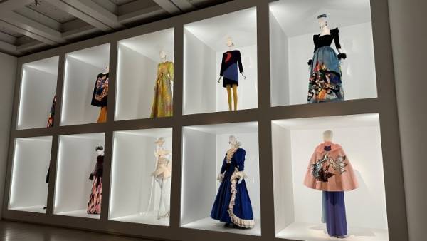 イヴ・サンローランの没後日本初となる大回顧展が六本木・国立新美術館で開幕