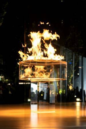 吉岡徳仁の4年ぶりとなる展覧会「吉岡徳仁 FLAME − ガラスのトーチとモニュメント」を開催