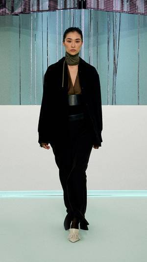 【ルック】ボスが2023年秋冬ファッションショーを「BOSS Techtopia」で開催