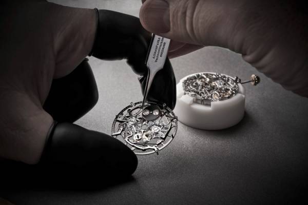 ブルガリ 表参道 コンセプトストアで「オクト」のポップインイベントを開催。技術者によるムーブメント組み立てデモも実施