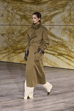 【ルック】サンローランが2024年夏 ウィメンズコレクション ショーを開催