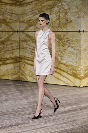 【ルック】サンローランが2024年夏 ウィメンズコレクション ショーを開催