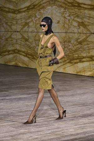 【ルック】サンローランが2024年夏 ウィメンズコレクション ショーを開催