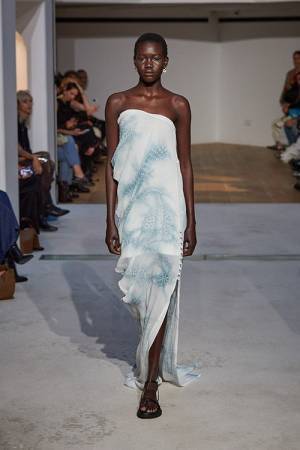 【ルック】Mame Kurogouchi が2024年春夏コレクションをパリで発表