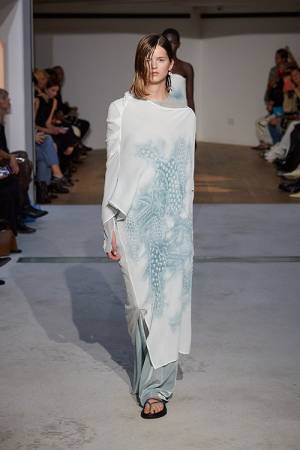 【ルック】Mame Kurogouchi が2024年春夏コレクションをパリで発表