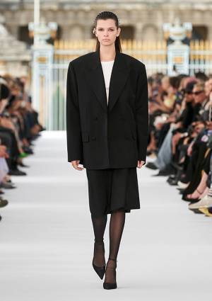 【ルック】ジバンシィが2024年春夏ウィメンズコレクションを発表