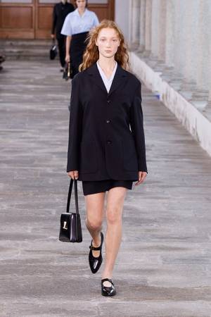 【ルック】バリーがシモーネ・ベロッティ就任後初となる2024年春夏コレクションをミラノで発表