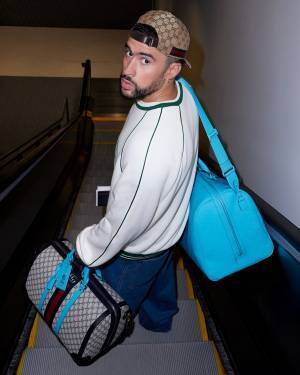 バッド・バニーとケンダル・ジェンナーが魅力を伝える、タイムレスなエレガンスが際立つグッチのトラベルバッグ