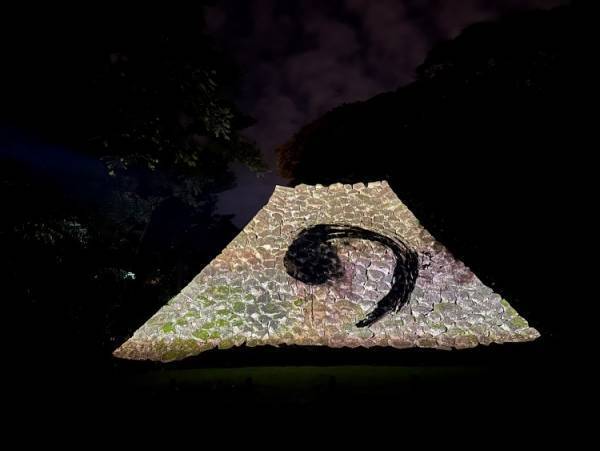 夜の金沢城が光のアート空間に。チームラボが「金沢城 光の祭」を開催