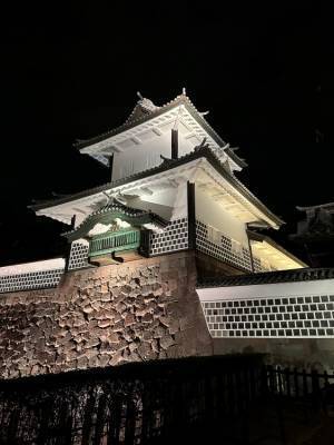 夜の金沢城が光のアート空間に。チームラボが「金沢城 光の祭」を開催