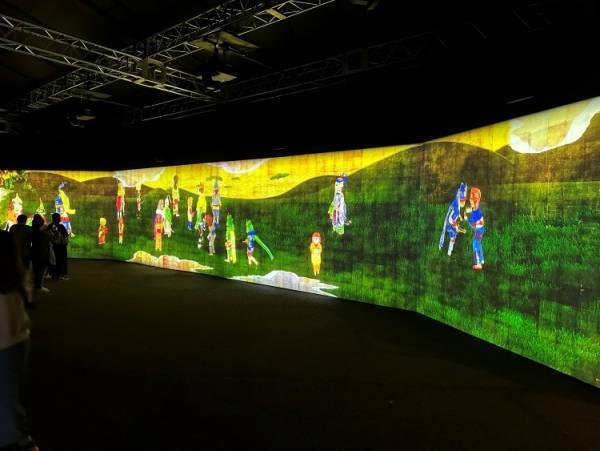 夜の金沢城が光のアート空間に。チームラボが「金沢城 光の祭」を開催