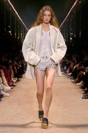 【ルック】イザベル マランが2024年春夏コレクション ショーを開催