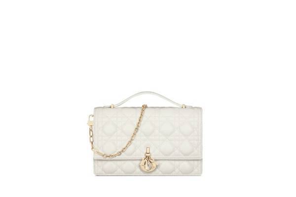 洗練されたシルエットとタイムレスなデザイン。ディオールの新作「ミス ディオール」バッグ