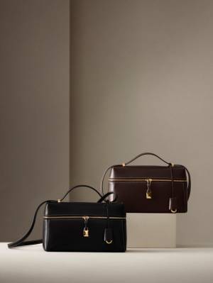 贅沢で魅惑的な手触り。ロロ・ピアーナから新作「エクストラ・バッグ」が登場