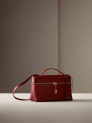 贅沢で魅惑的な手触り。ロロ・ピアーナから新作「エクストラ・バッグ」が登場