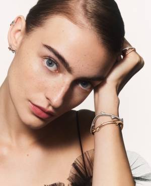 薔薇の花を模した「ラ ローズ ディオール」コレクションより新作ジュエリーが登場