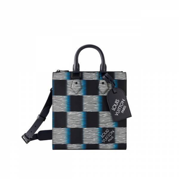 月が照らす夜空の美しさを彷彿させるグラフィック。ルイ・ヴィトンからメンズの新作アイテムが登場