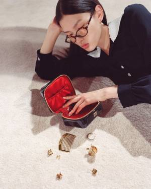 ミュウミュウからホリデーギフトにぴったりなアイテムが登場。MarshallやPolaroidとのコラボアイテムにも注目