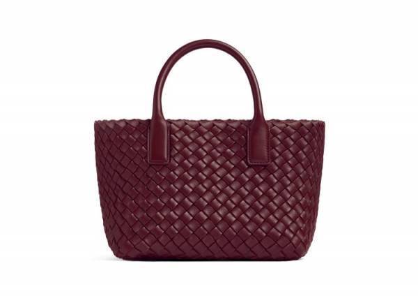 ボッテガ・ヴェネタが日本橋三越でポップアップを開催。アイコンバッグ「カバ」の限定カラーが登場