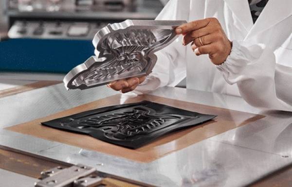 エレガントで自信に溢れた魅力が特徴。類い稀な職人技のシンボル「ディオール ウェスト」ヒールブーツ