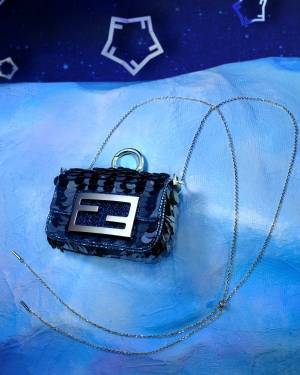 フェンディが2023年ウィンターコレクション第2弾を発表。輝くクリスタルとシルバートーンでメゾンのアイコンを一新