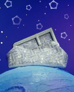 フェンディが2023年ウィンターコレクション第2弾を発表。輝くクリスタルとシルバートーンでメゾンのアイコンを一新