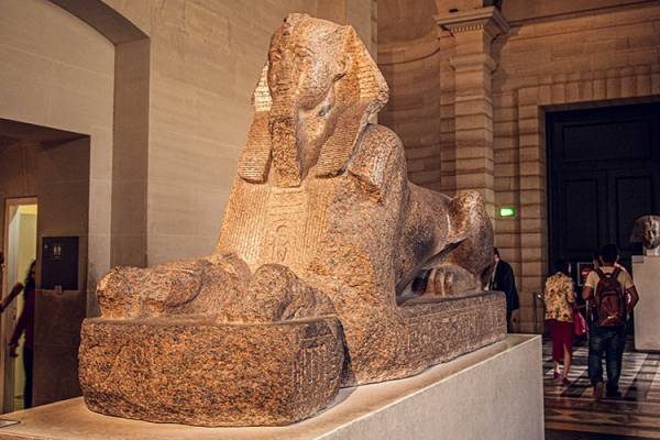 写真家・笠原秀信による旅をテーマにしたオンラインExhibition「THE ROAD」。第11弾はフランス・ルーヴル美術館編