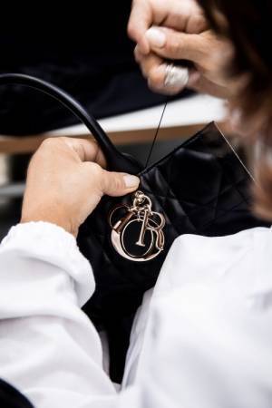 マリア・グラツィア・キウリによる「ディオール ブックトート」がマクロカナージュ レザーで登場