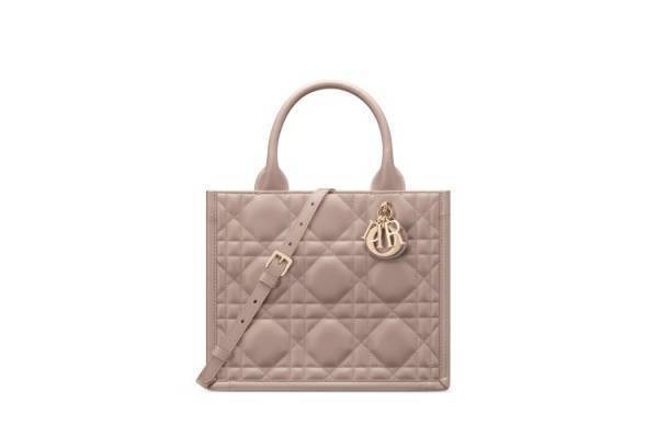 マリア・グラツィア・キウリによる「ディオール ブックトート」がマクロカナージュ レザーで登場