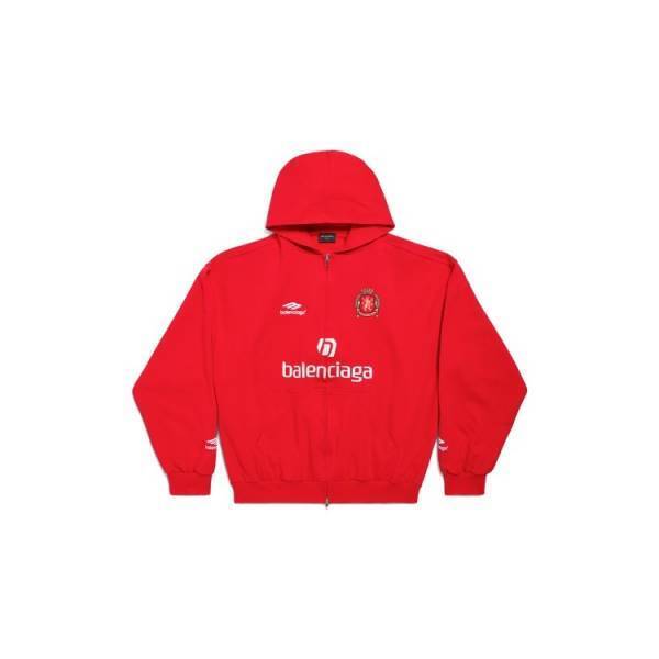 バレンシアガからサッカーにインスピレーションを得たプレタポルテアイテムが登場