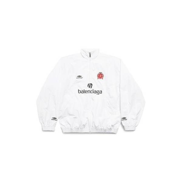 バレンシアガからサッカーにインスピレーションを得たプレタポルテアイテムが登場