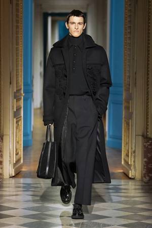 【ルック】ヴァレンティノがピエールパオロ・ピッチョーリによる2024-25年秋冬メンズコレクションを発表