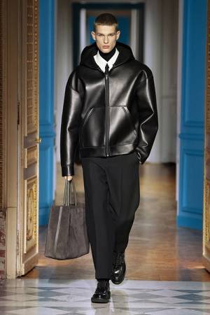 【ルック】ヴァレンティノがピエールパオロ・ピッチョーリによる2024-25年秋冬メンズコレクションを発表
